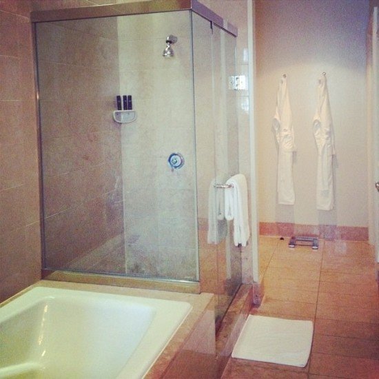 Great sized bathroom, but needs a little TLC