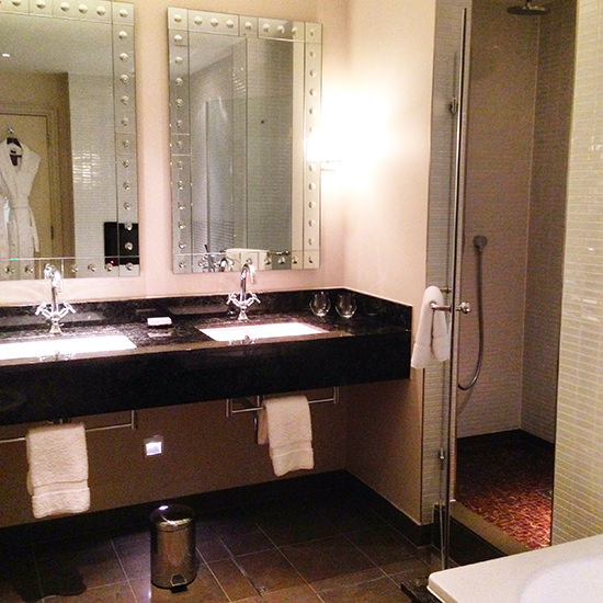 I love a sexy bathroom!
